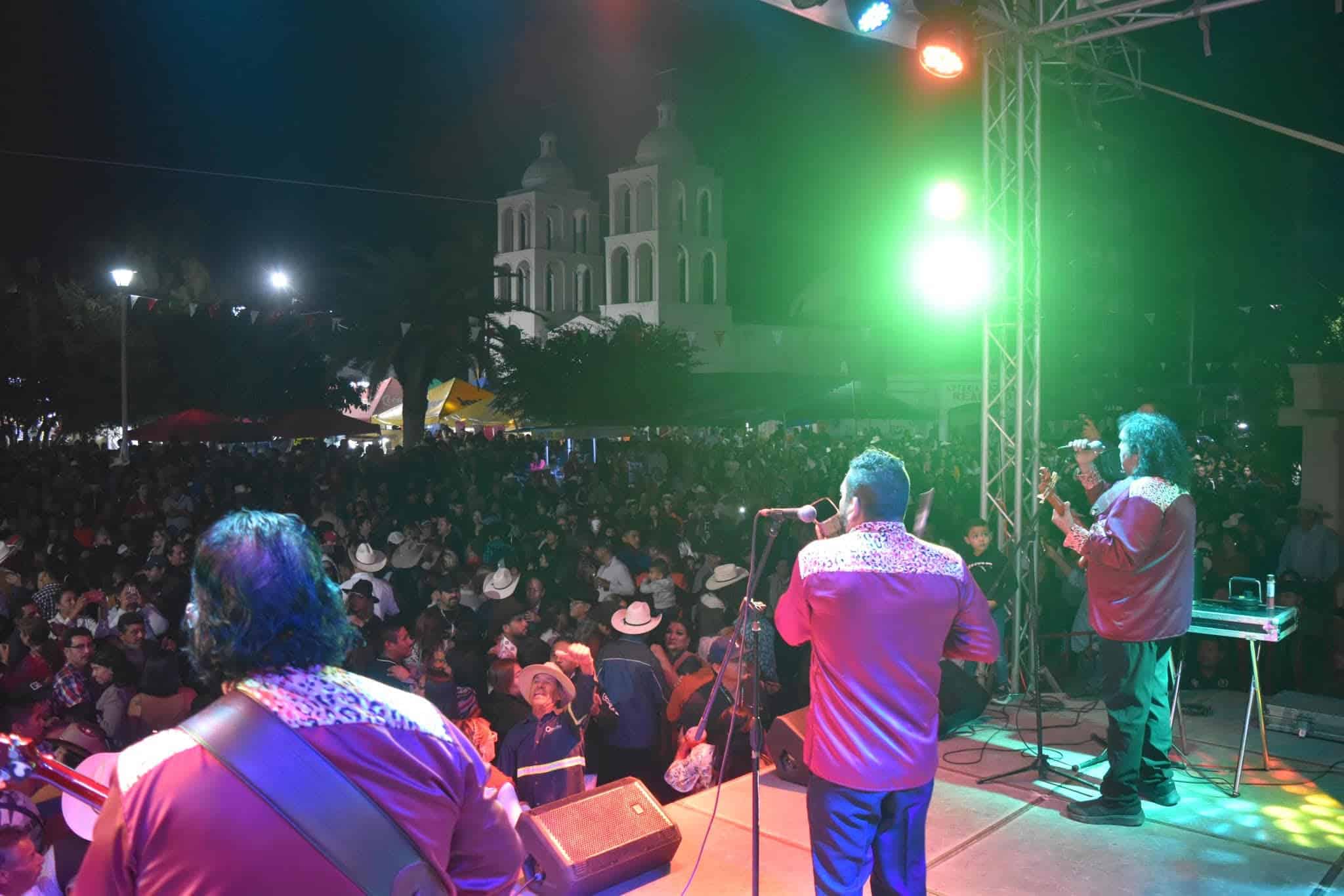 Coronación y desfile marcan inicio de fiestas en El Realito