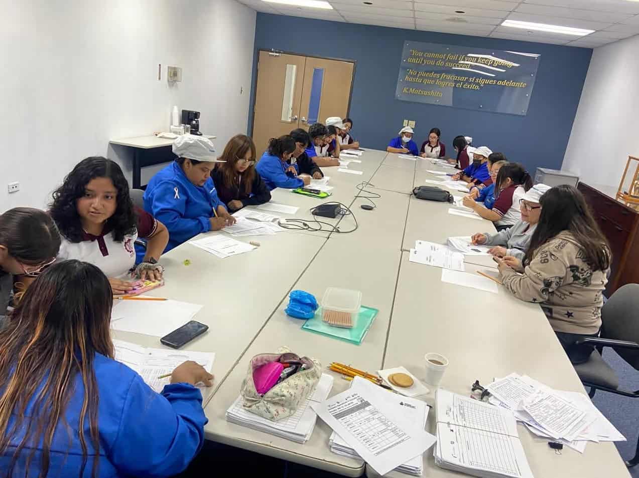 Jóvenes voluntarios del CETIS 71 apoyan programa de alfabetización