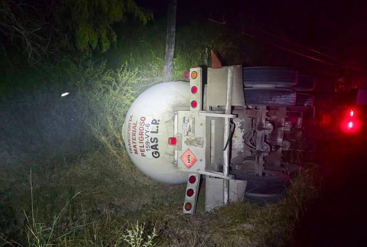 Chofer herido en volcadura de pipa de gas butano