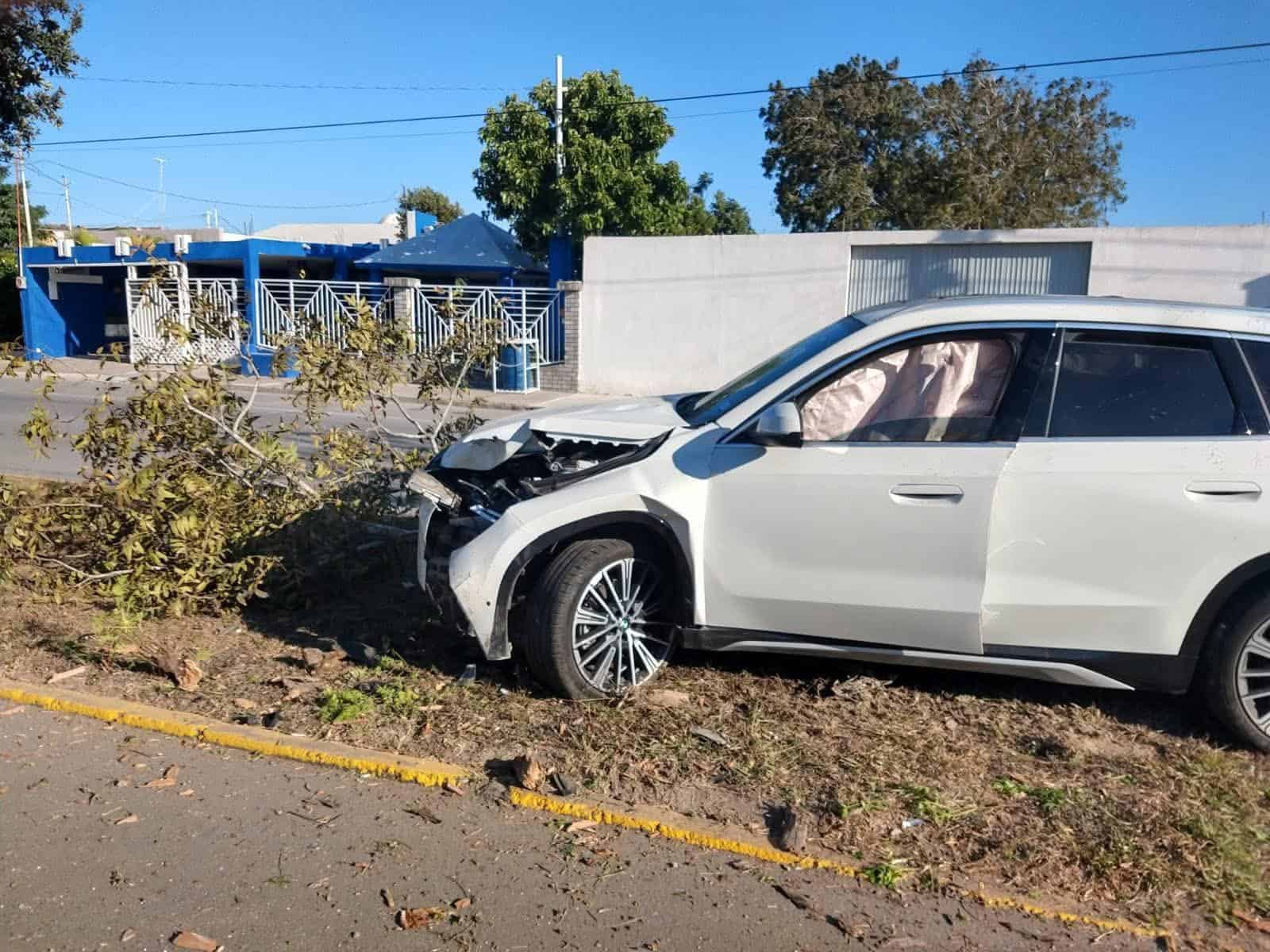 Choque de camioneta de lujo en Río Bravo