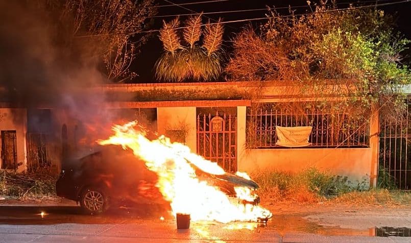 Cortocircuito provoca incendio en vehículo en colonia Anzalduas