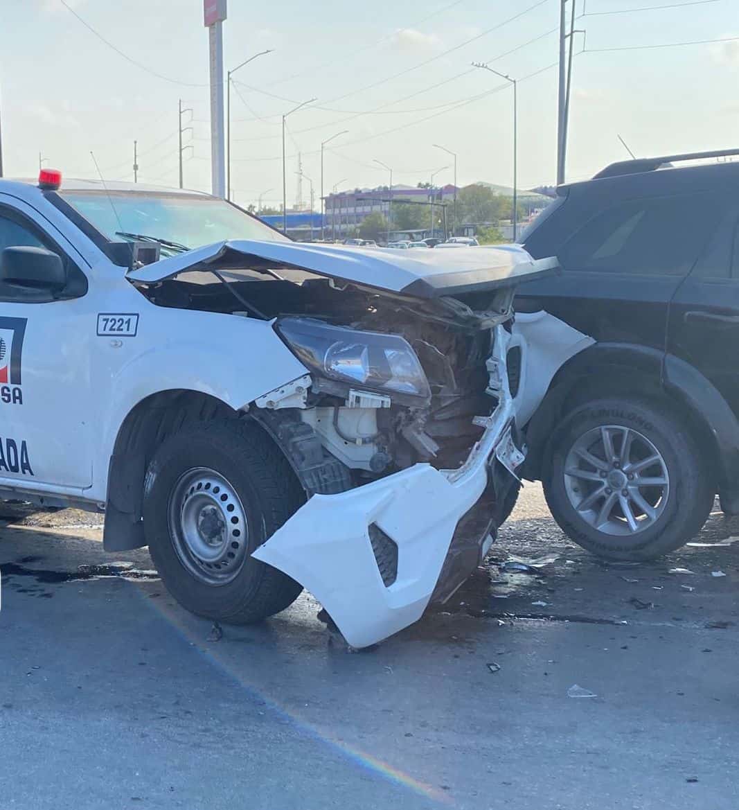 Camioneta de valores de SEPSA choca tras realizar alto