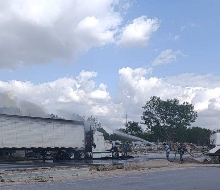 Tráiler destruido por fuego en Las Pirámides