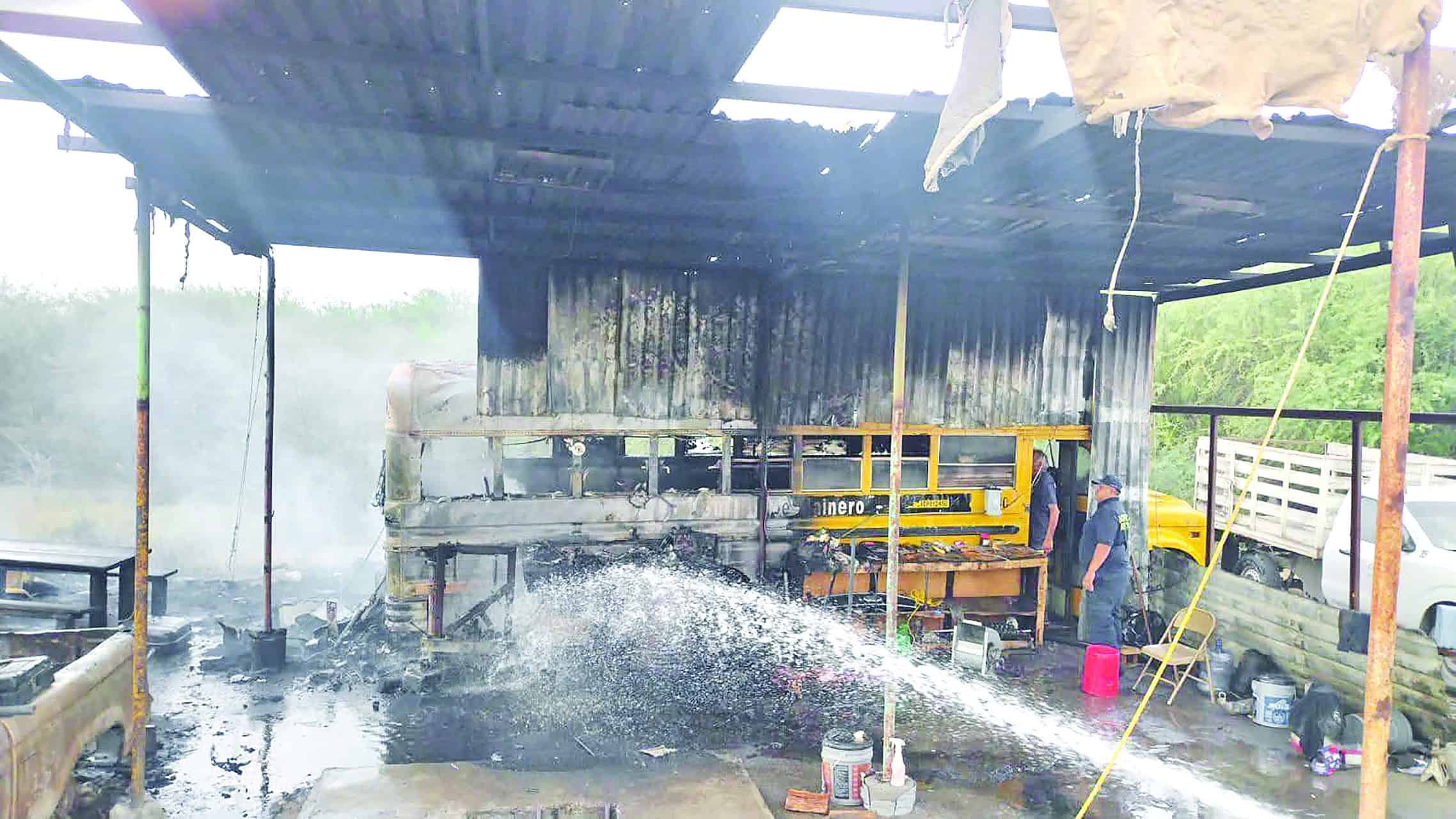 Camión escolar calcinado tras incendio en el patio vehicular