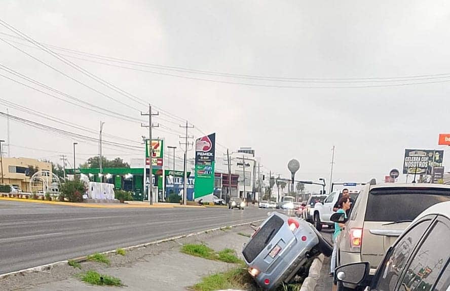 Accidente en camellón central por exceso de velocidad