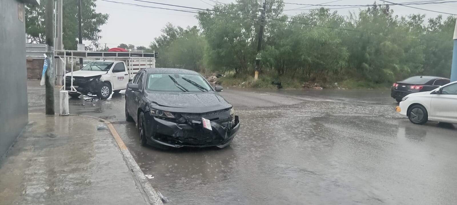 Choque en cruce de calles por falta de precaución en lluvia