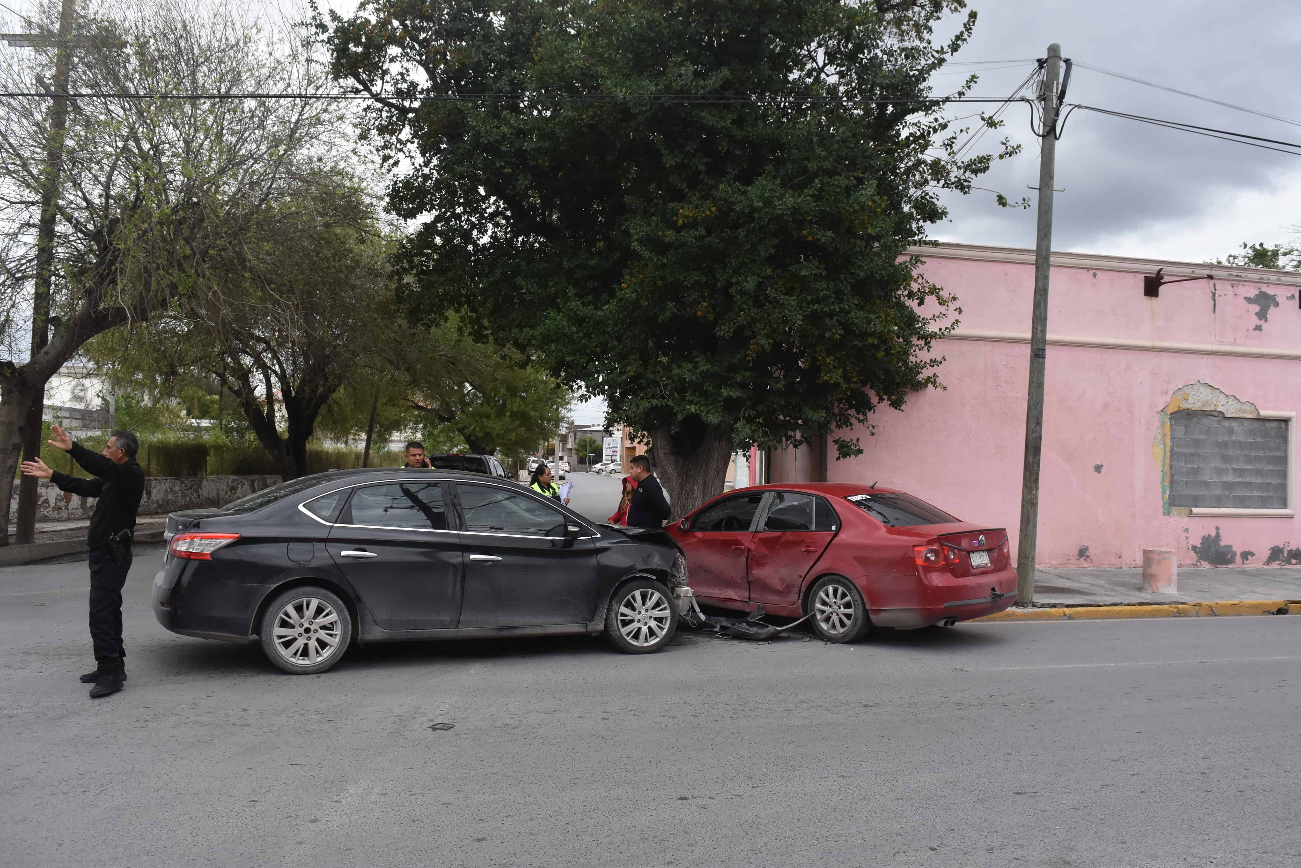Automovilista irresponsable causa colisión en cruce de calles