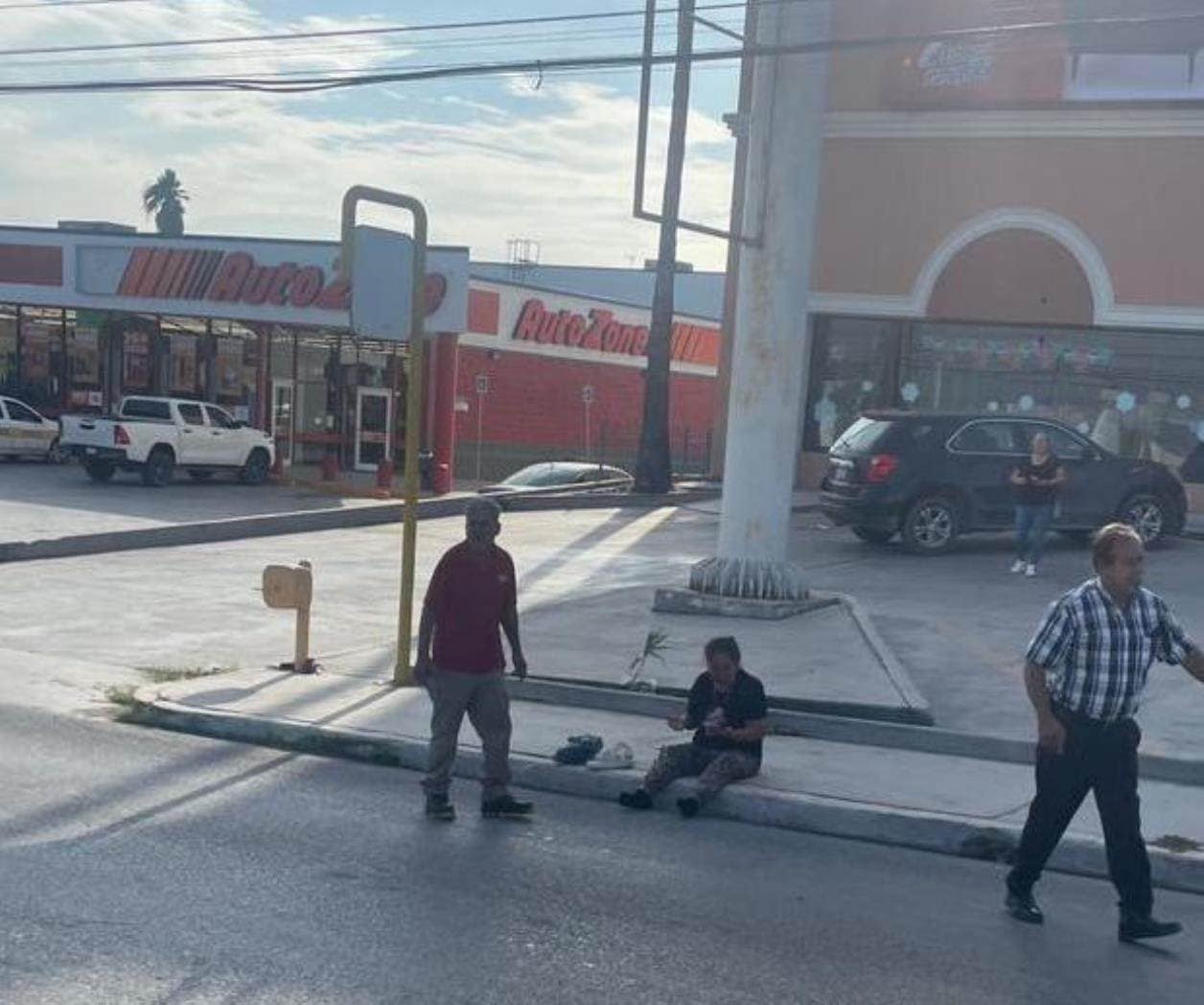 Mujer de tercera edad herida en choque entre motocicleta y camioneta