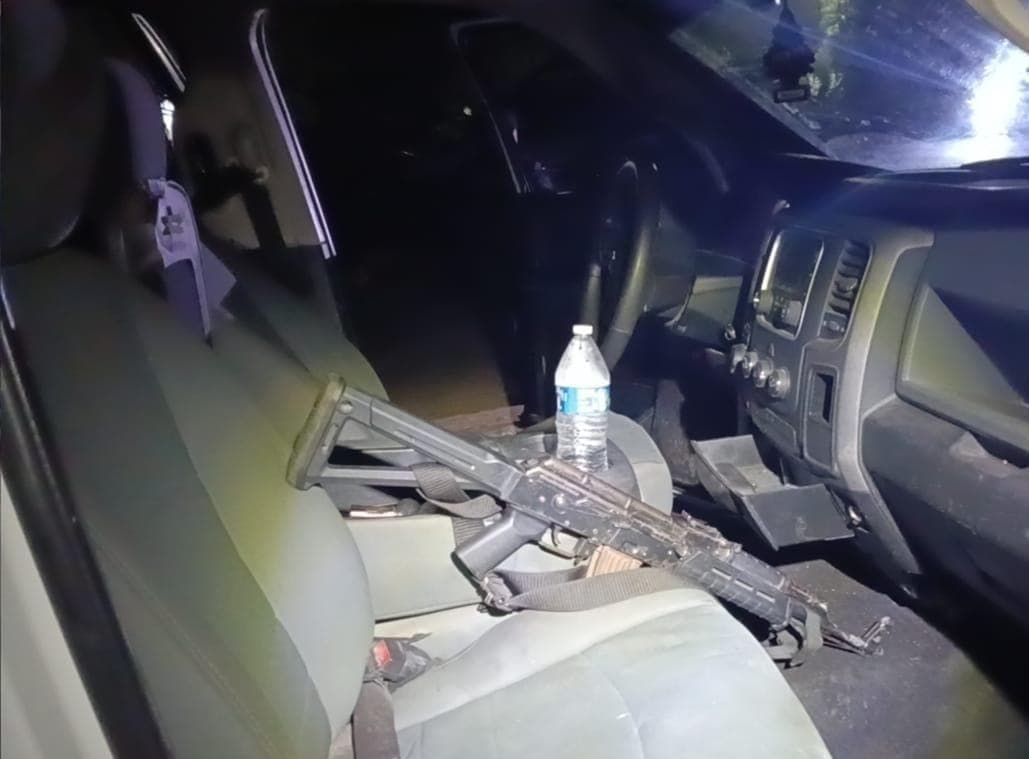 Guardia Estatal decomisa camioneta y AK-47 en operativo nocturno