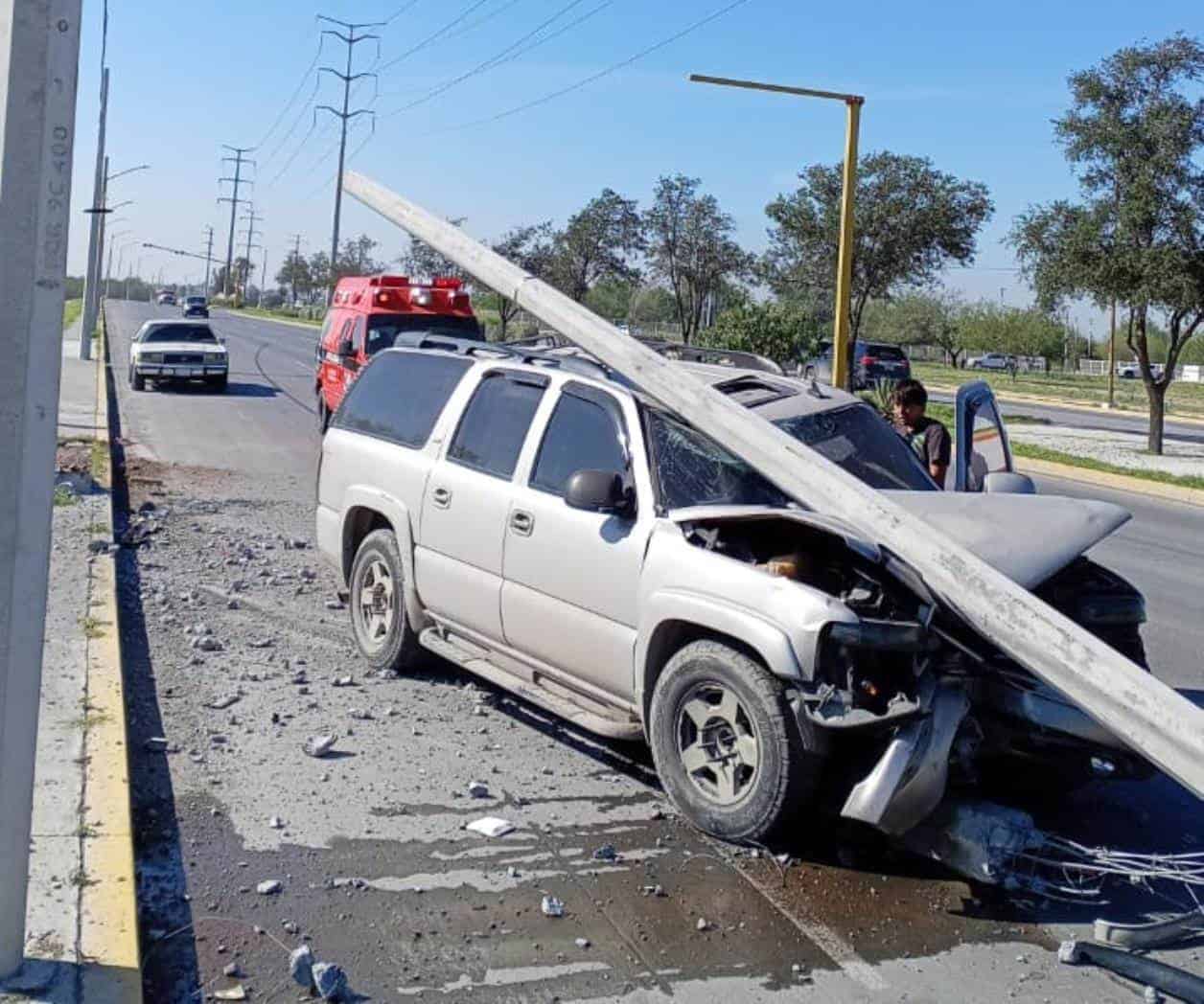Choque de camioneta derriba poste de CFE