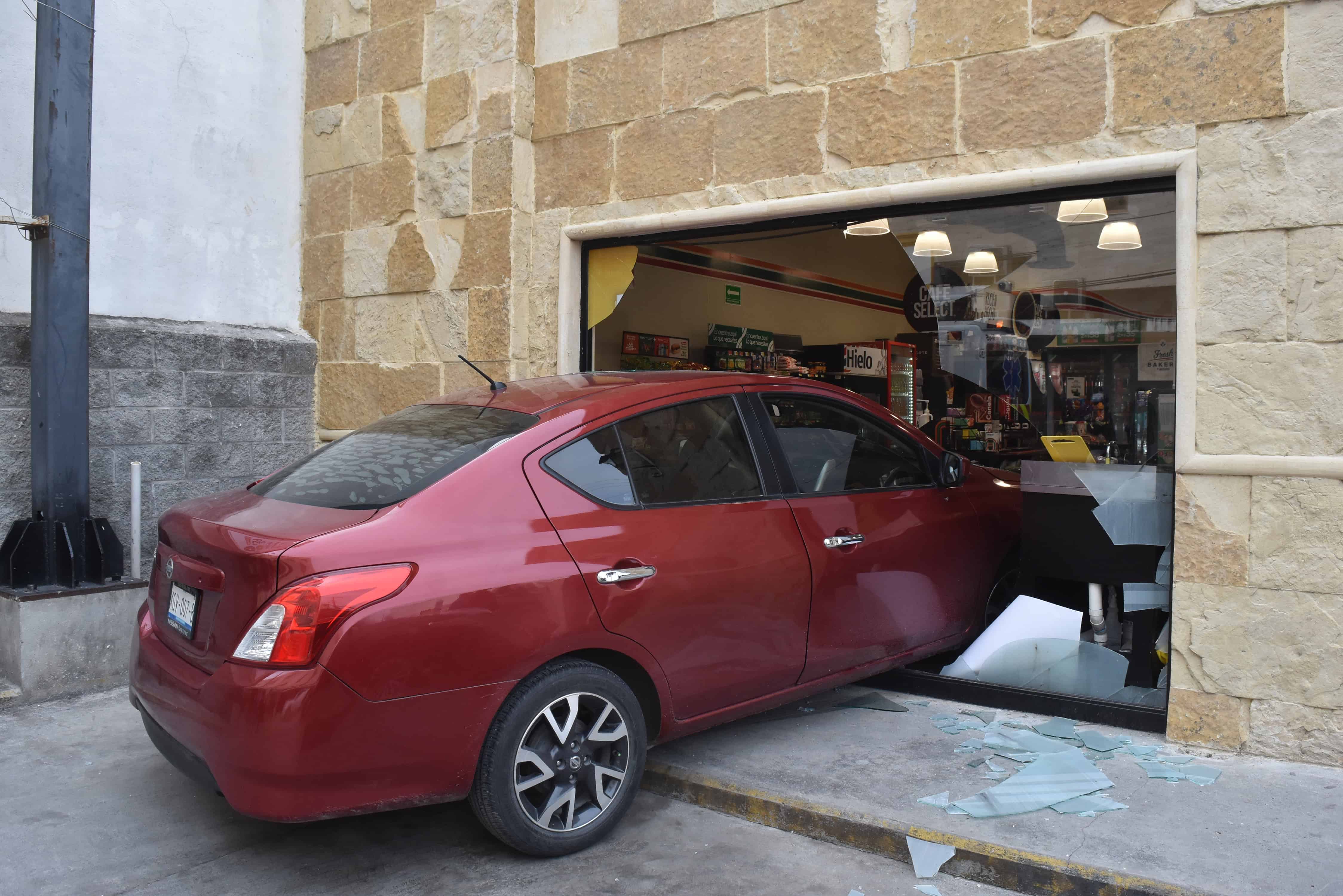 Colisión inesperada en tienda: automóvil embiste a empleados