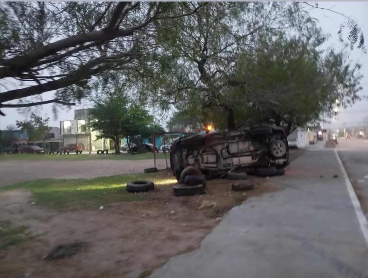 Camioneta volcada en plaza municipal tras accidente