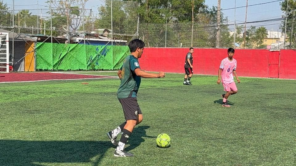 Ofensiva explosiva lleva al Deportivo Enr&iacute;quez al liderato