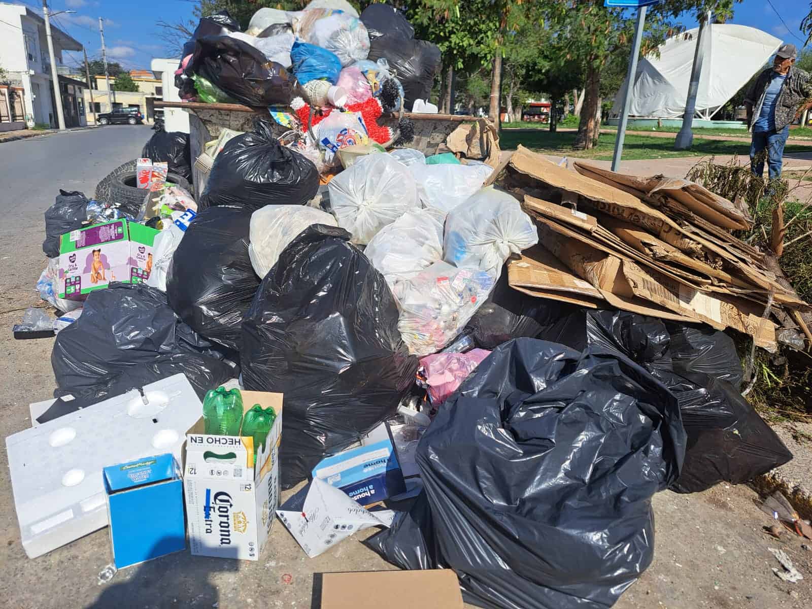 Preocupación por acumulación de basura en plaza Longoria