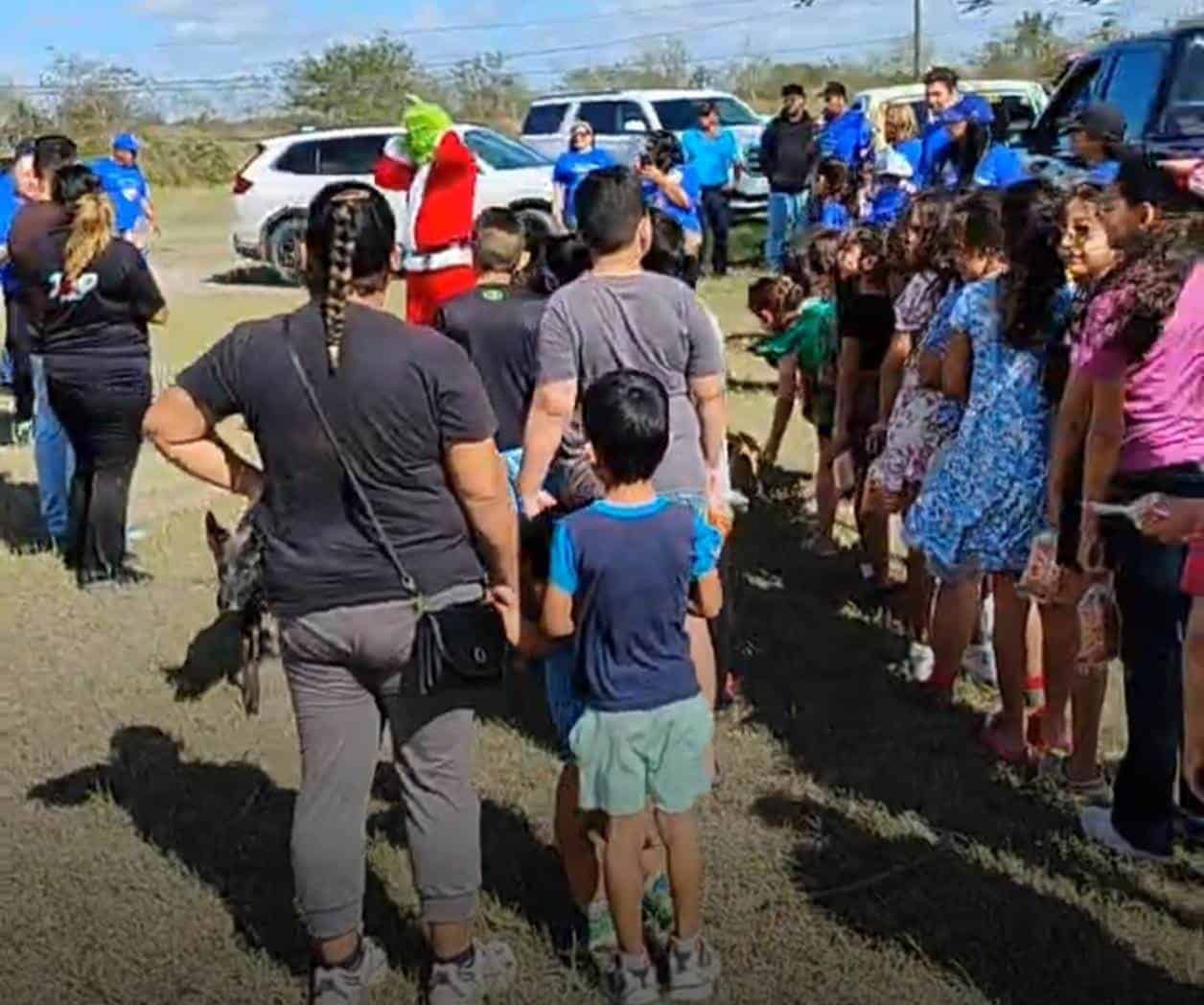 Niños de colonias periféricas reciben juguetes gracias al Club de Amigos