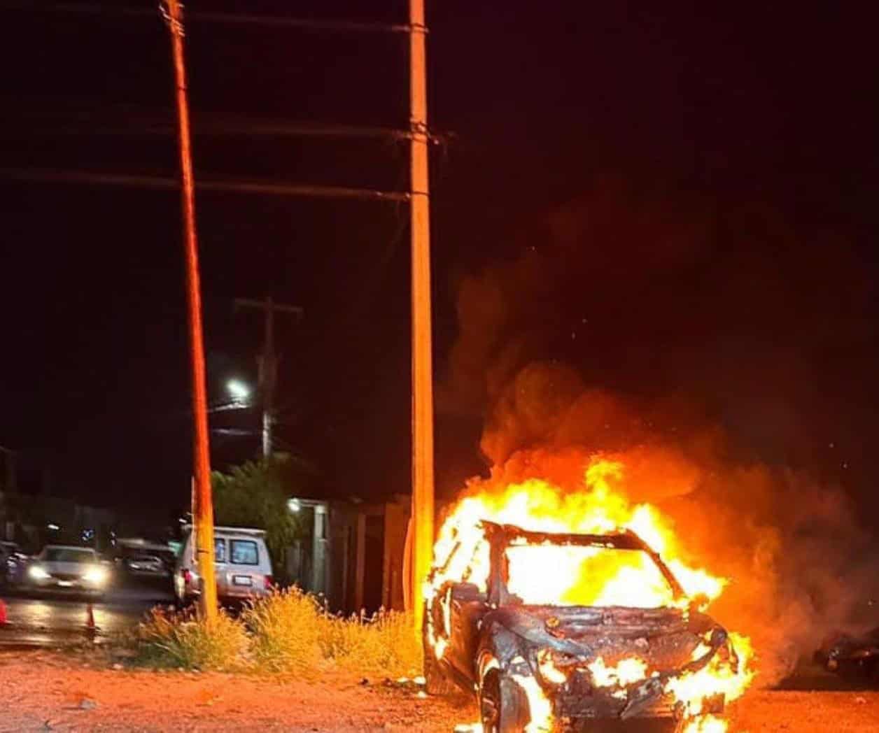 Incendio consume camioneta en Los Muros