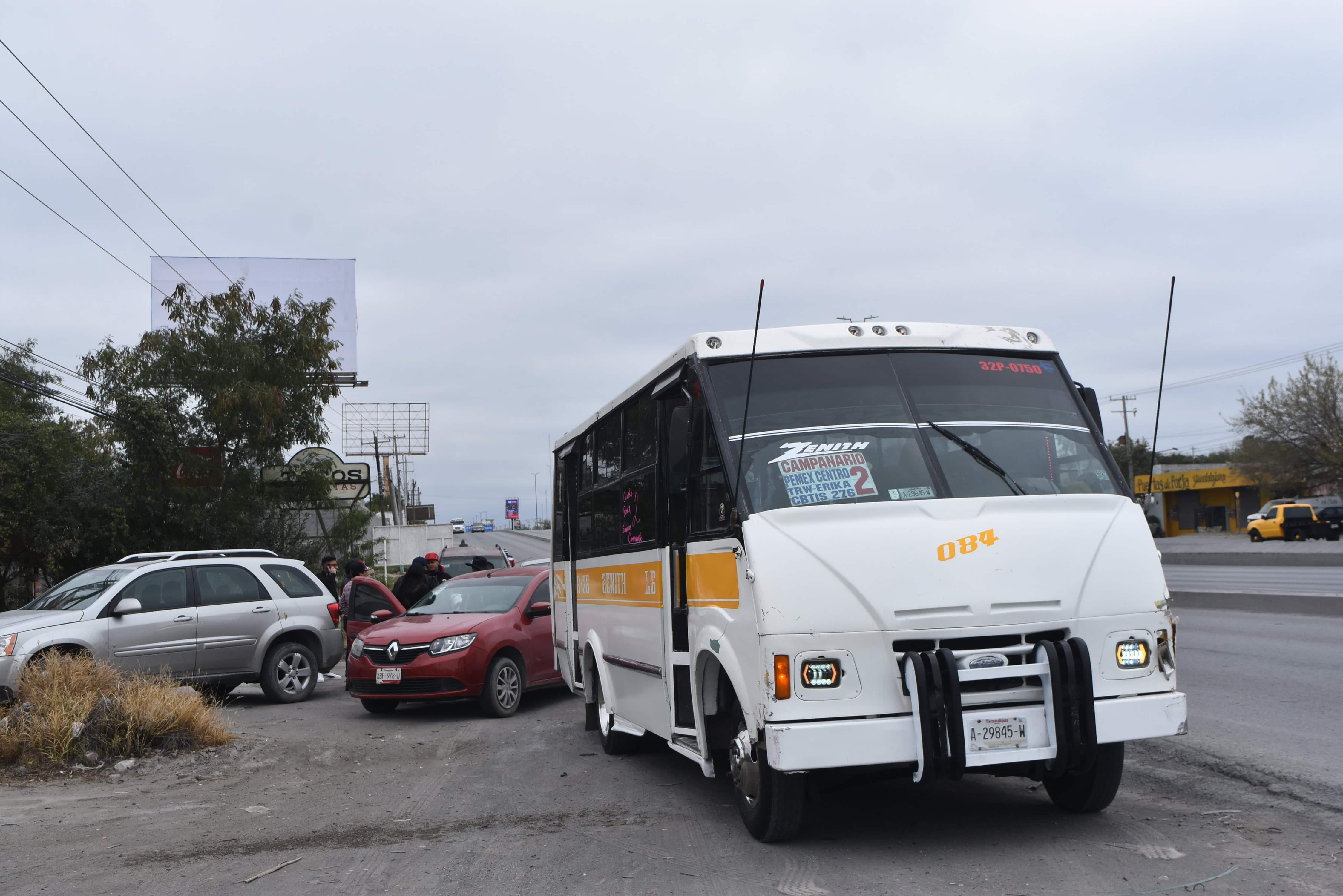 Colisi&oacute;n entre transporte p&uacute;blico y carro