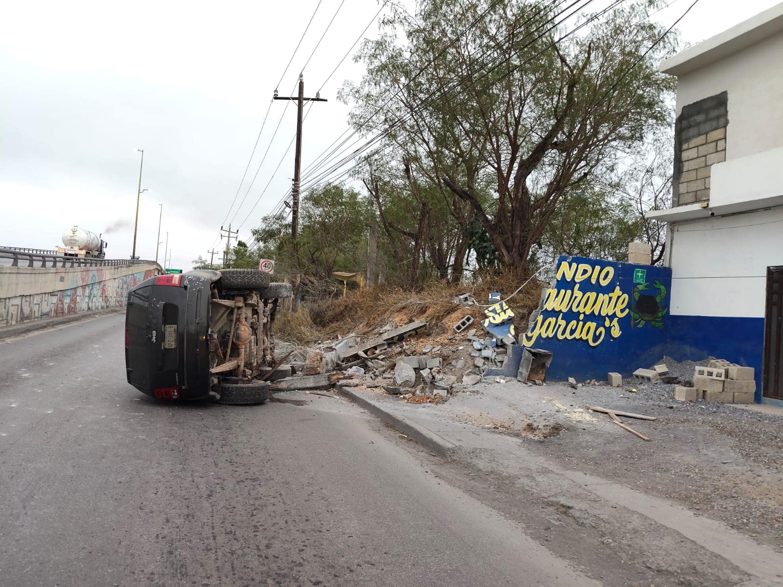 Automovilista sufre impactante volcadura