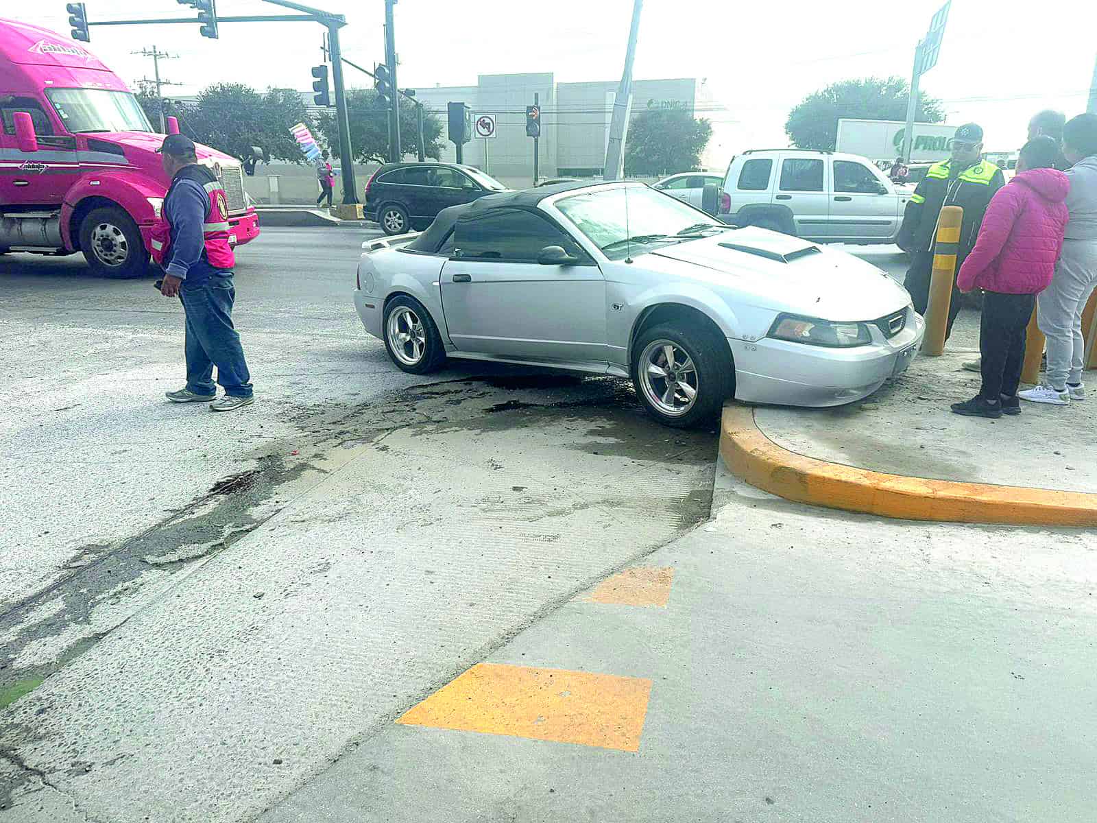 Ford Mustan choca contra tubos de protecci&oacute;n al evitar colisi&oacute;n