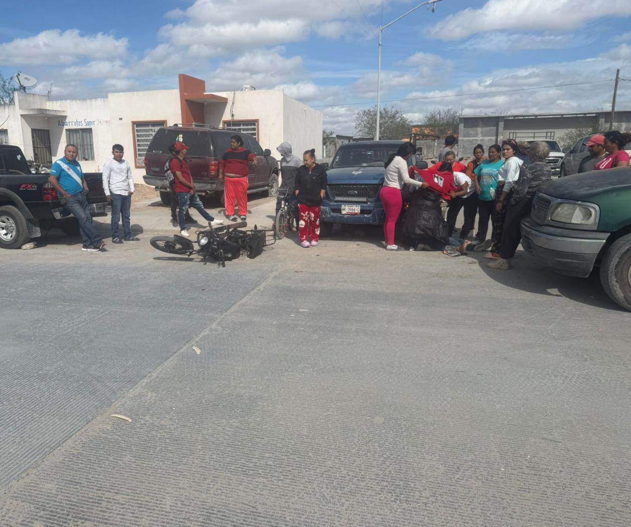 Choque entre motociclista y camioneta deja herido