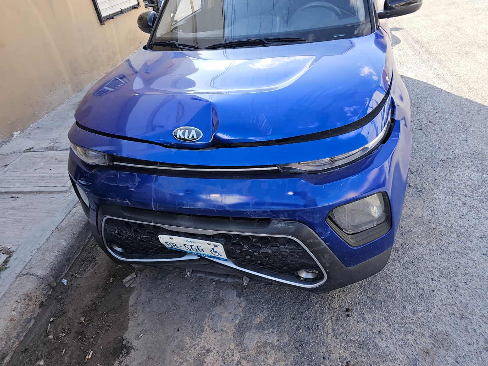 Automovilista impacta a camioneta estacionada