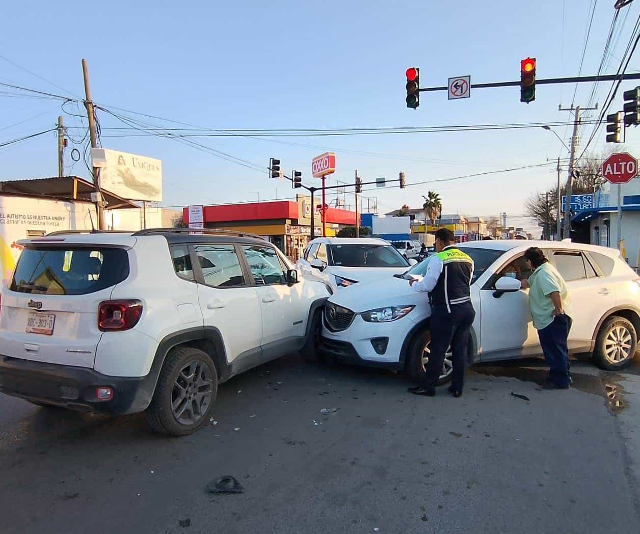 Conductora ocasiona carambola vehicular al no respetar luz roja
