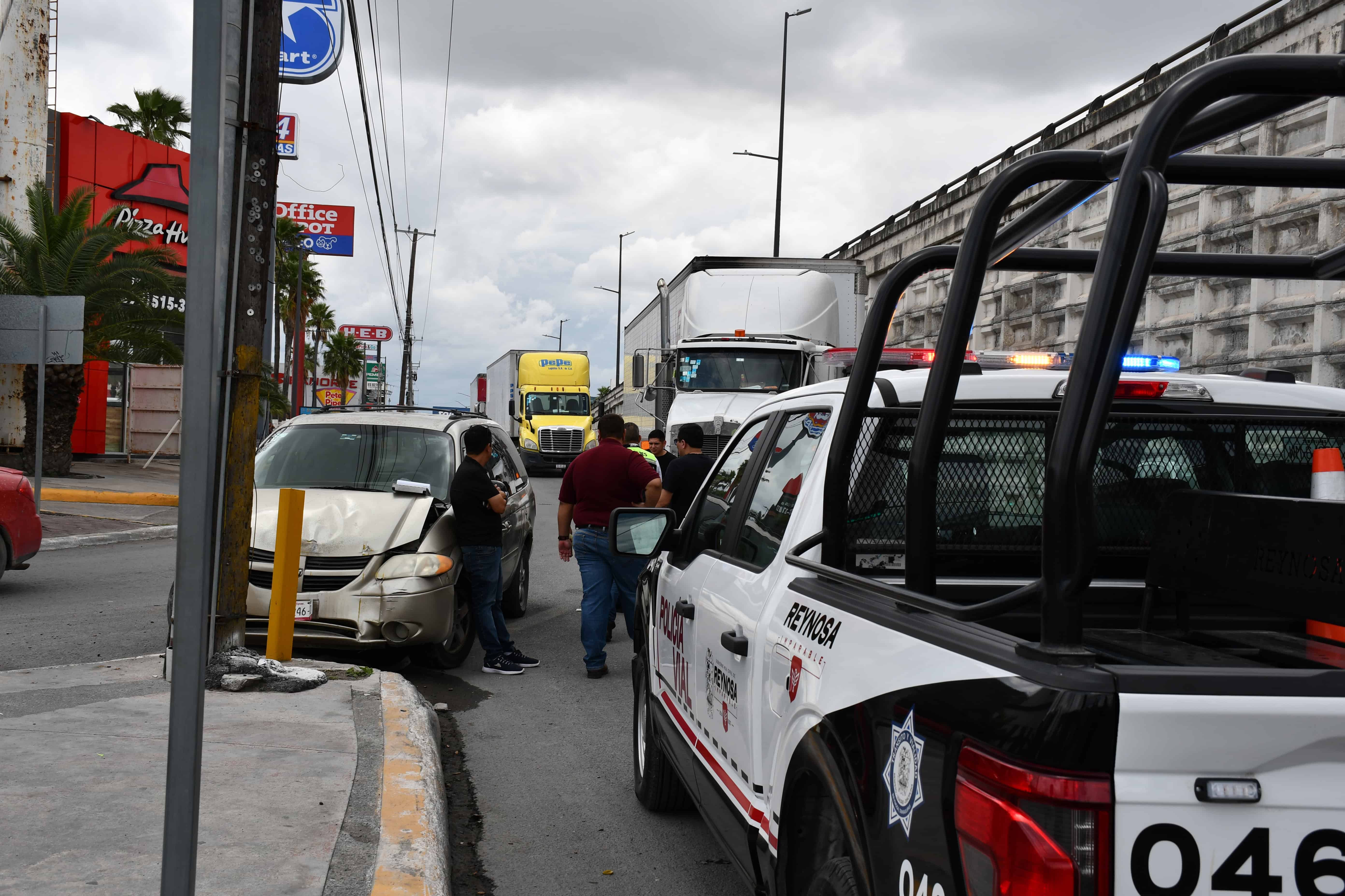 Choque entre tr&aacute;iler y camioneta