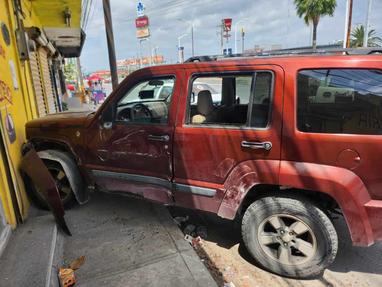 Choque entre automóvil y camioneta estacionada en Lázaro Cárdenas
