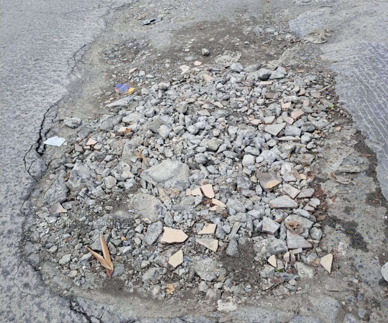 Vecinos enfrentan destrozo vial