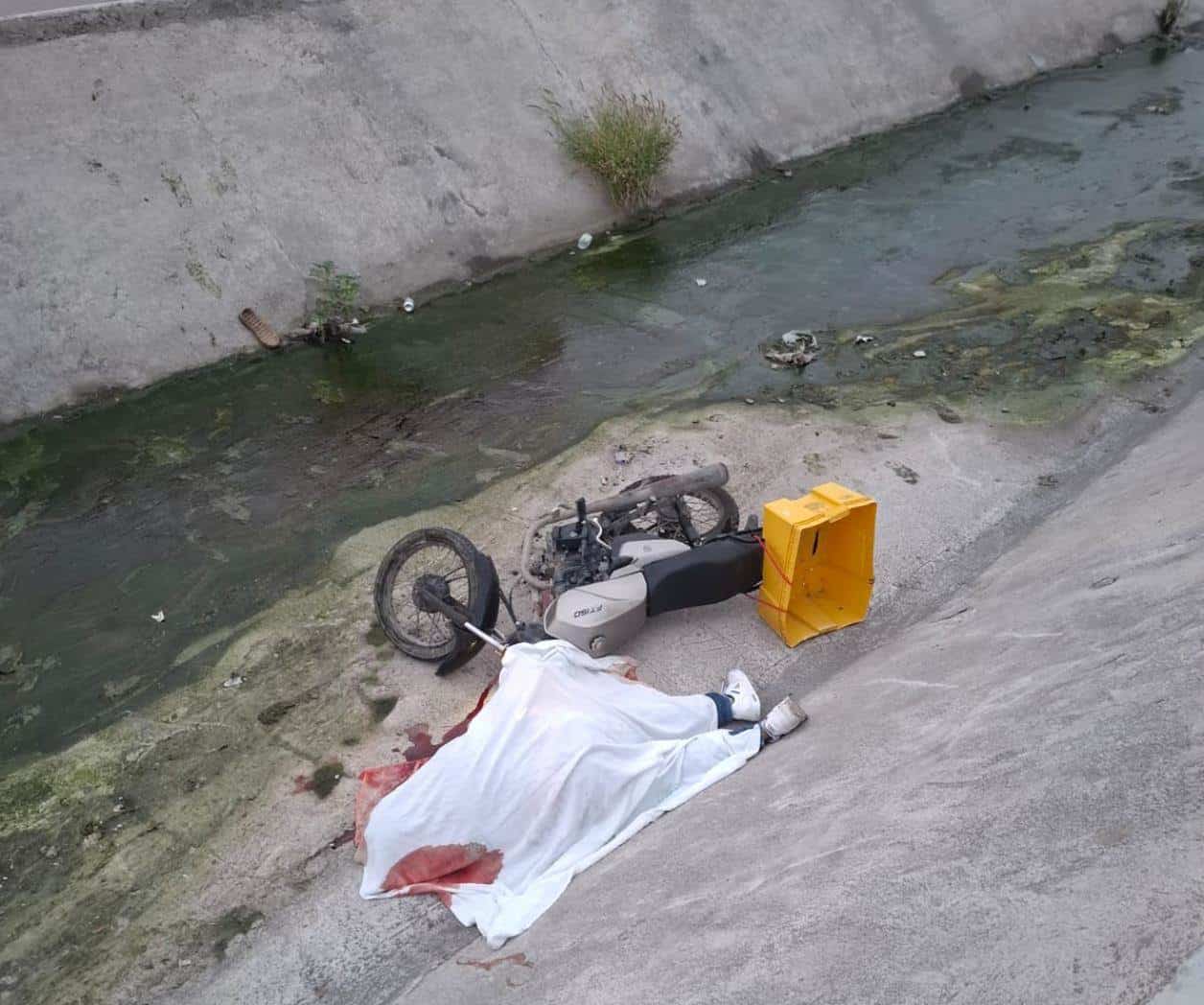 Motociclista fallece al derrapar y caer a canal de desag&uuml;e