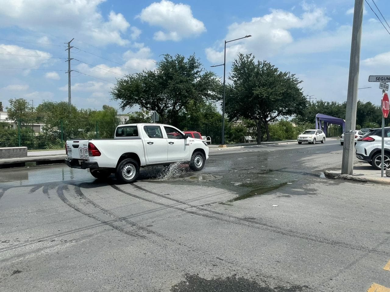 Comunidad denuncia fuga de aguas residuales en vialidad