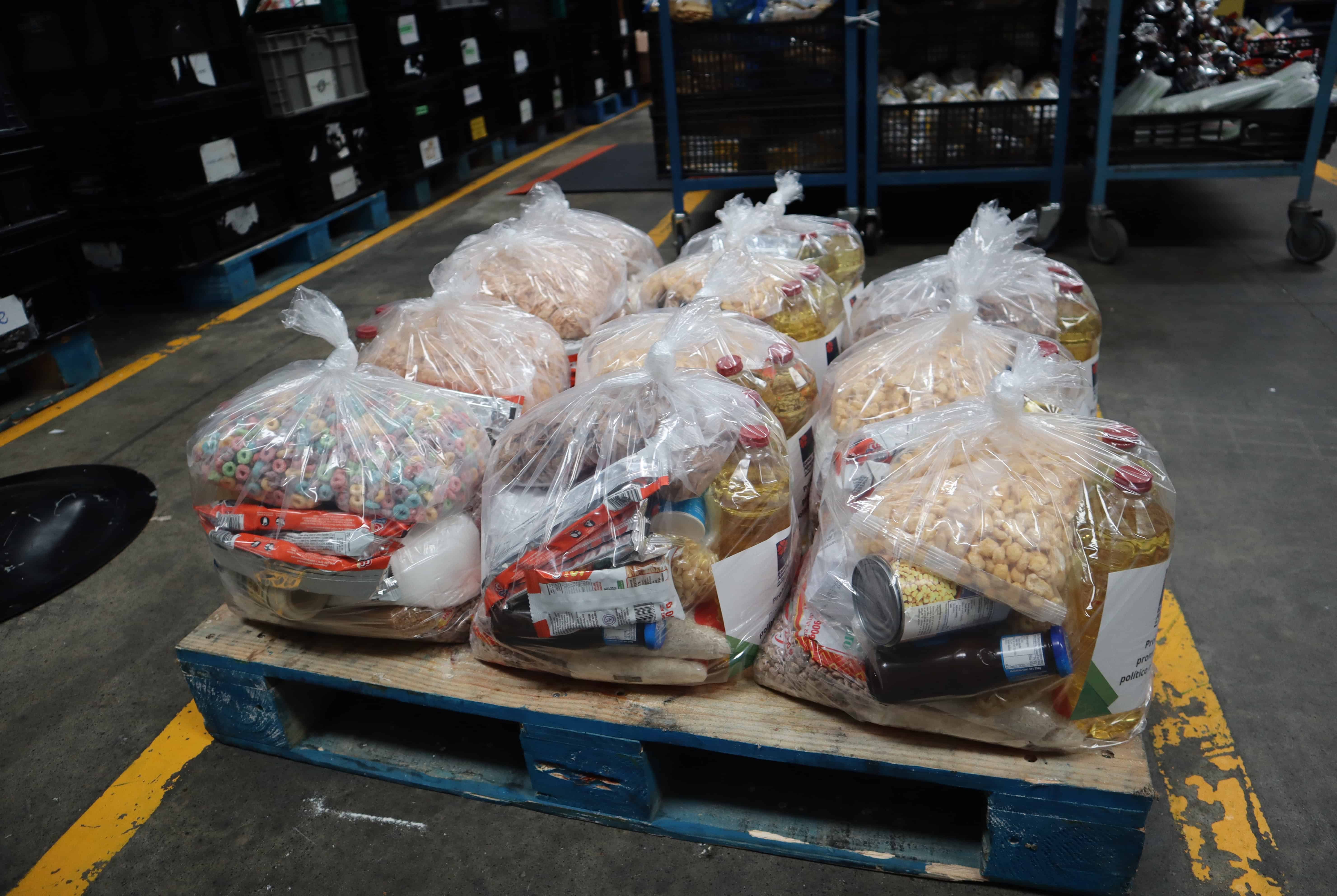 Entrega de paquetes alimentarios a familias vulnerables