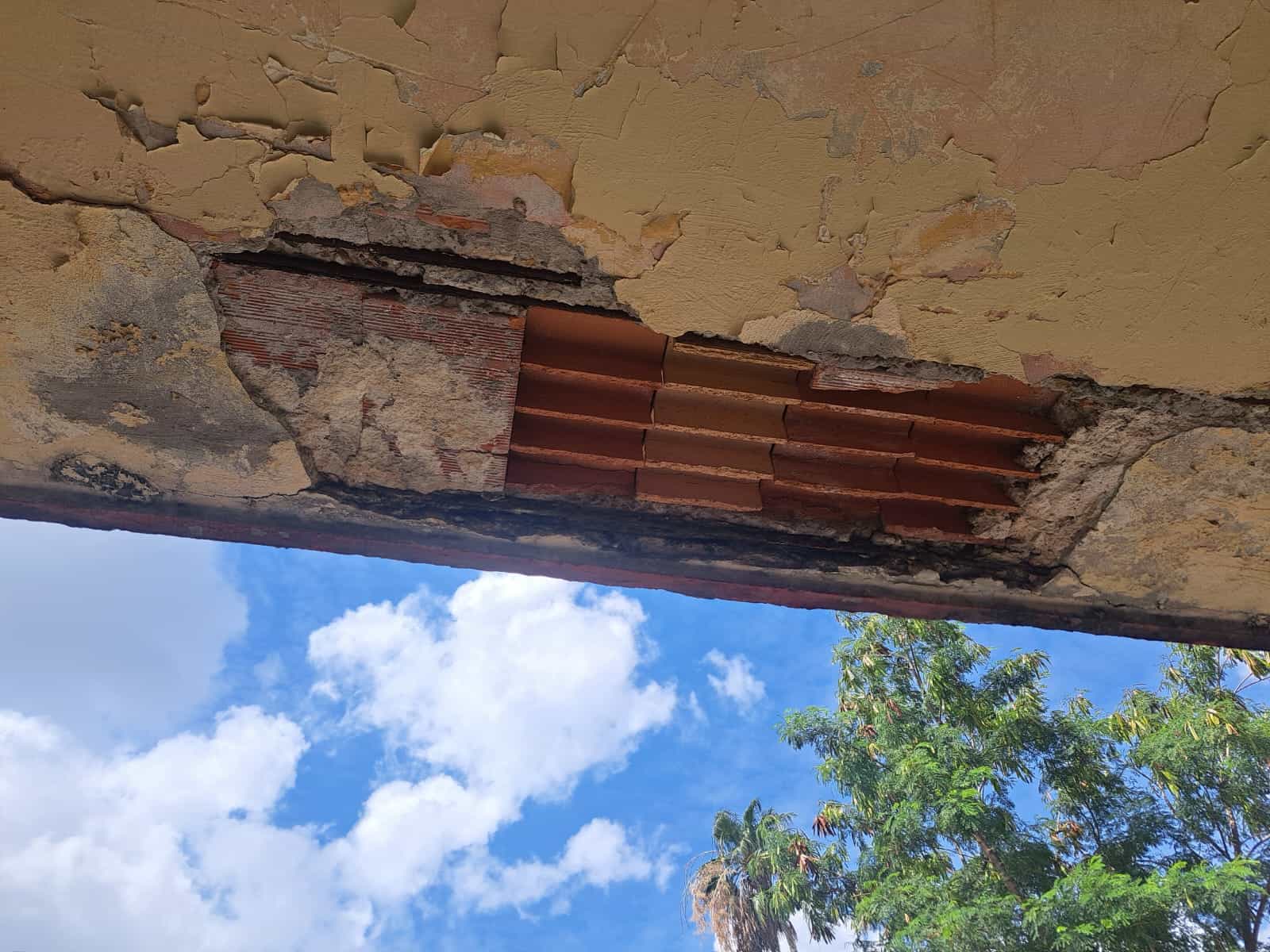 Falta de mantenimiento pone en peligro a estudiantes