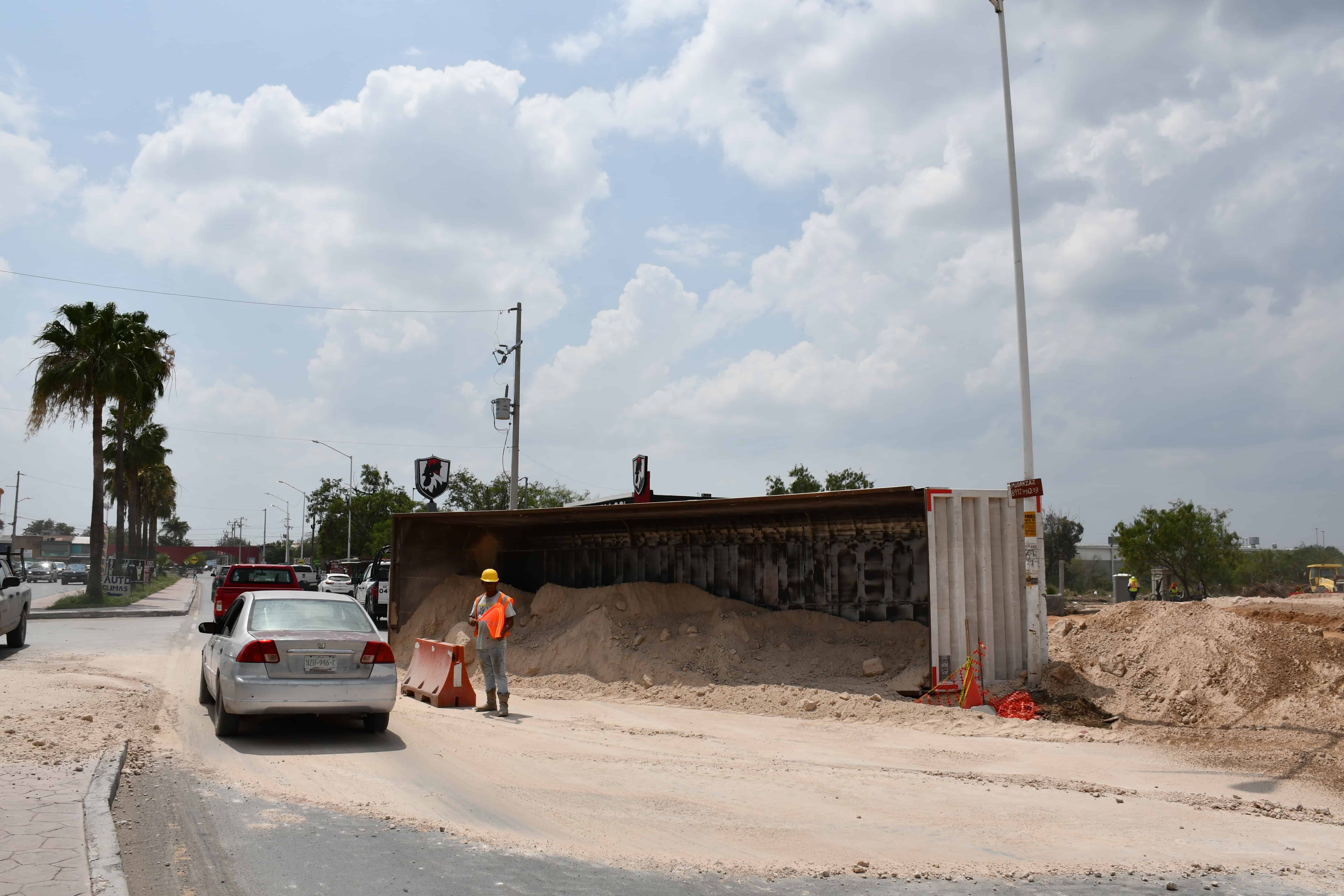 Volcamiento de tractocami&oacute;n en La Joya