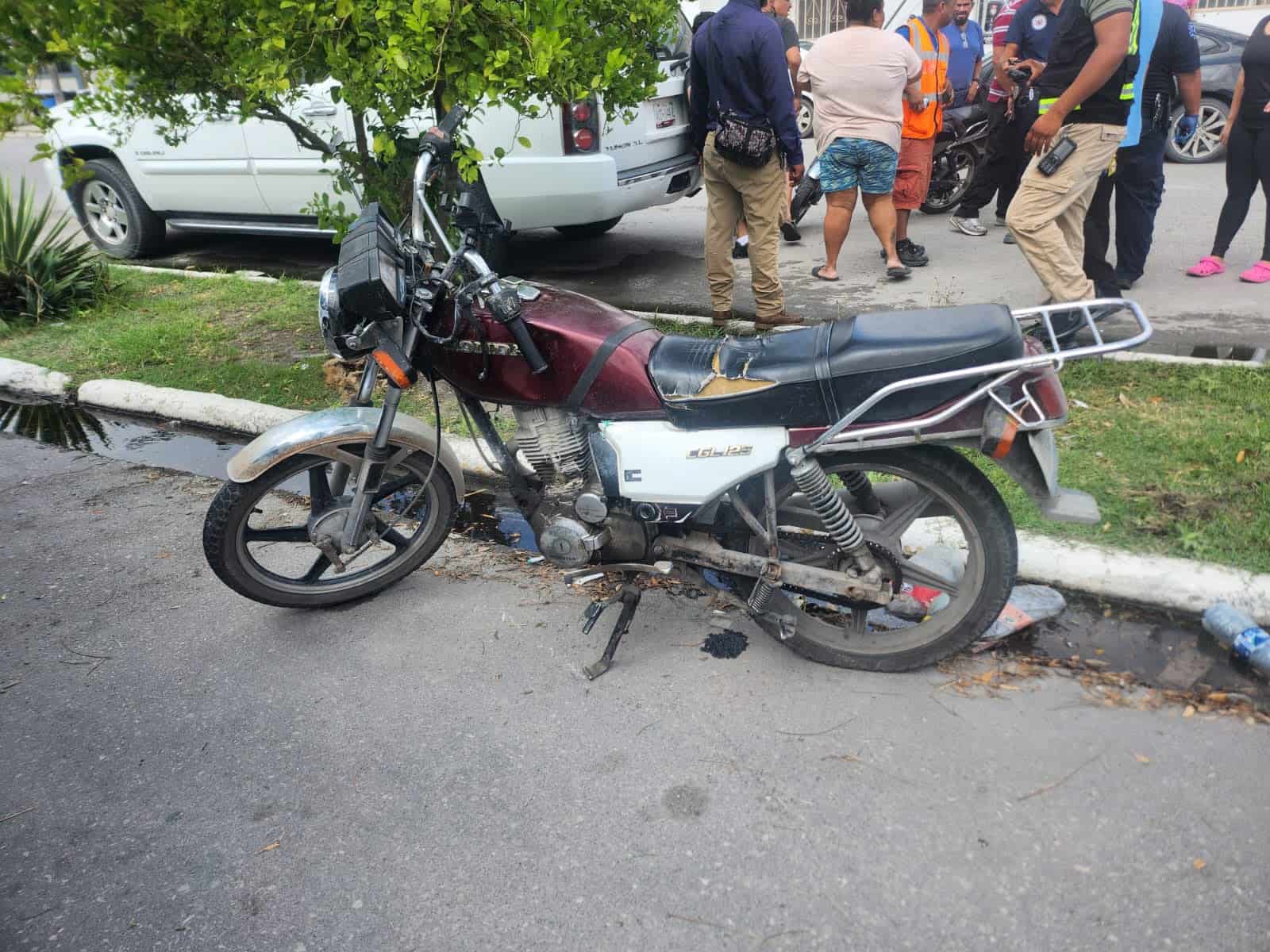Motociclista herido en colisión vial